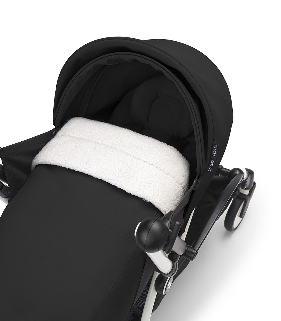 YOYO3_0PLUS_Black_WhiteFrame_Headrest detail_3-4_0415 galery image 3